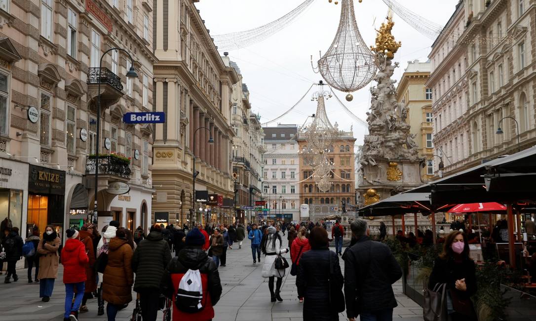 Austríacos caminham em rua comercial em meio à quarta onda de Covid-19 na Europa Foto: LEONHARD FOEGER / REUTERS/17-11-21