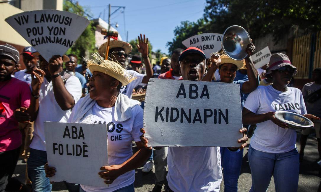 Na capital Porto Príncipe, pessoas protestam contra o alto número de sequestros ocorridos no Haiti. Foto: RICHARD PIERRIN / AFP