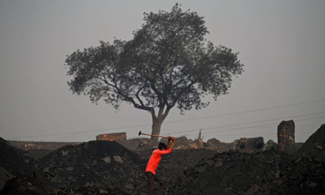 Trabalhador em um pátio de carvão em Singrauli, no estado indiano de Madhya Pradesh, Índia Foto: MONEY SHARMA / AFP