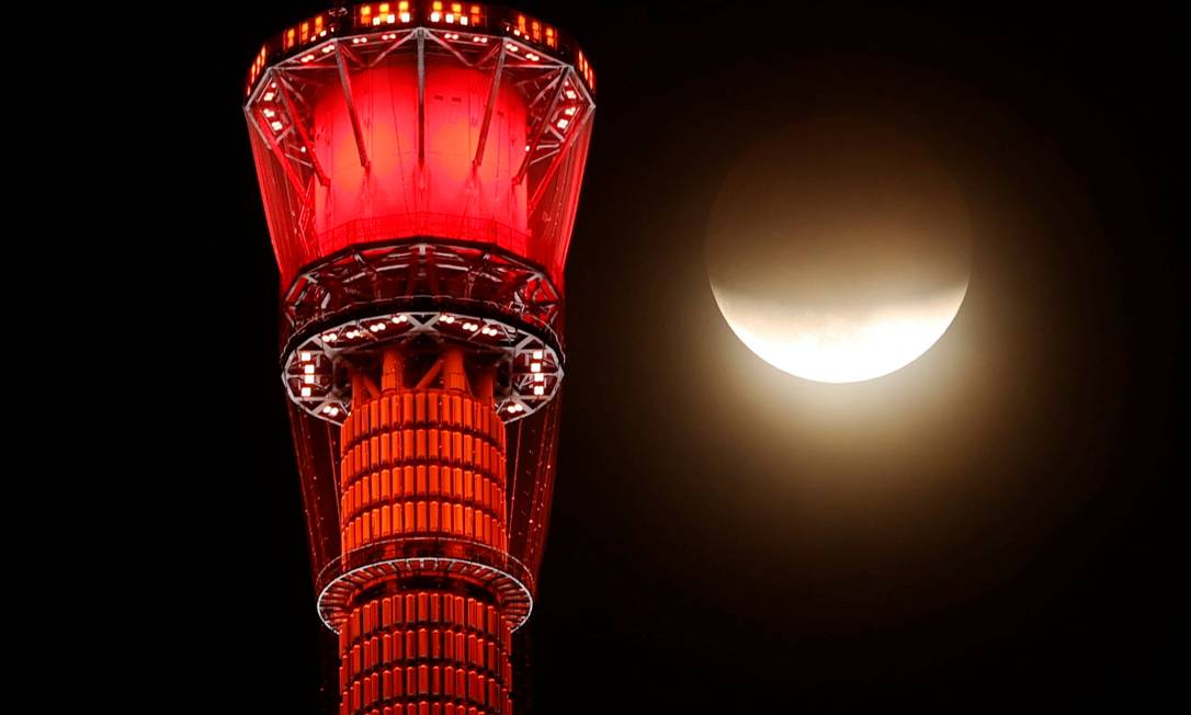 Eclipse visto ao lado da torre de transmissão mais alta do mundo, Tokyo Skytree, na capital do Japão Foto: ISSEI KATO / REUTERS