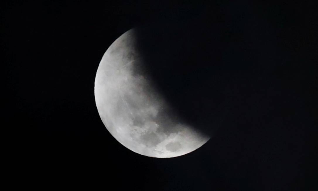 Uma sombra encobre a lua num eclipse parcial visto do México em novembro de 2021 Foto: EDGARD GARRIDO / REUTERS
