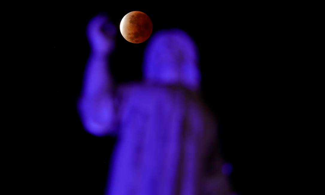 Eclipse lunar parcial visto de San Salvador, El Salvador, Foto: JOSE CABEZAS / REUTERS