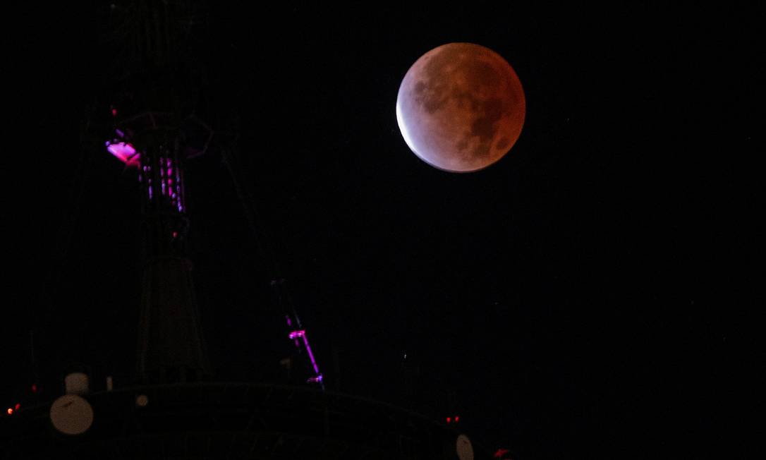 A lua é vista durante o eclipse próximo ao One World Trade Center em Nova York Foto: EDUARDO MUNOZ / REUTERS