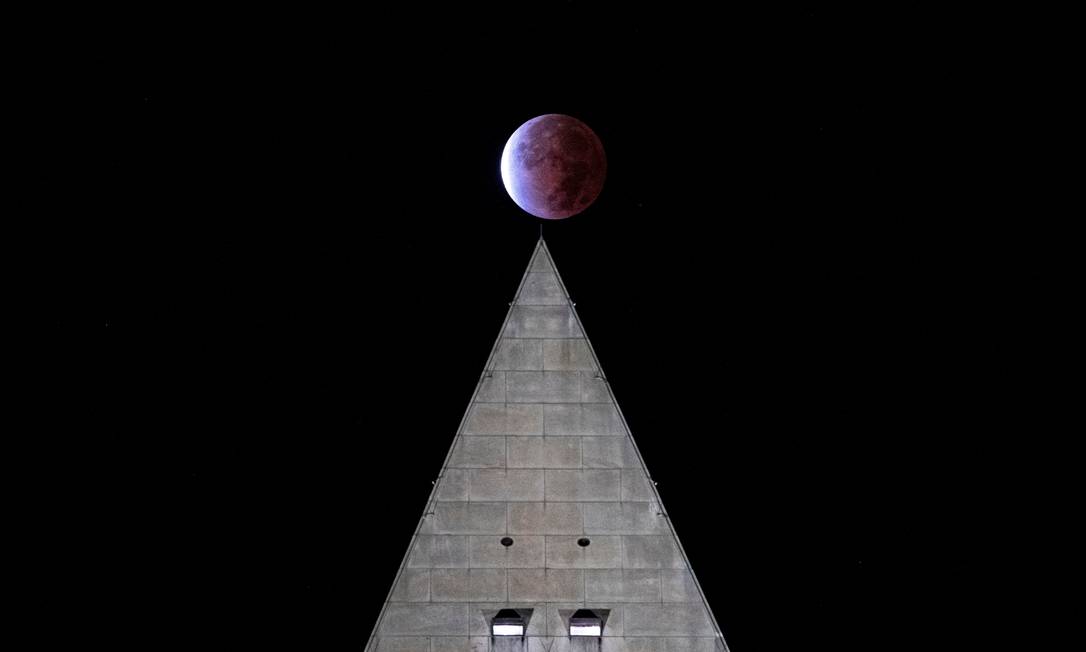 Eclipse visto no topo do Monumento a Washington em Washington, EUA Foto: ALEXANDER DRAGO / REUTERS