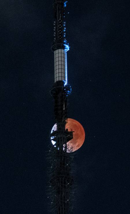 A lua é vista durante o eclipse próximo ao One World Trade Center em Nova York Foto: EDUARDO MUNOZ / REUTERS
