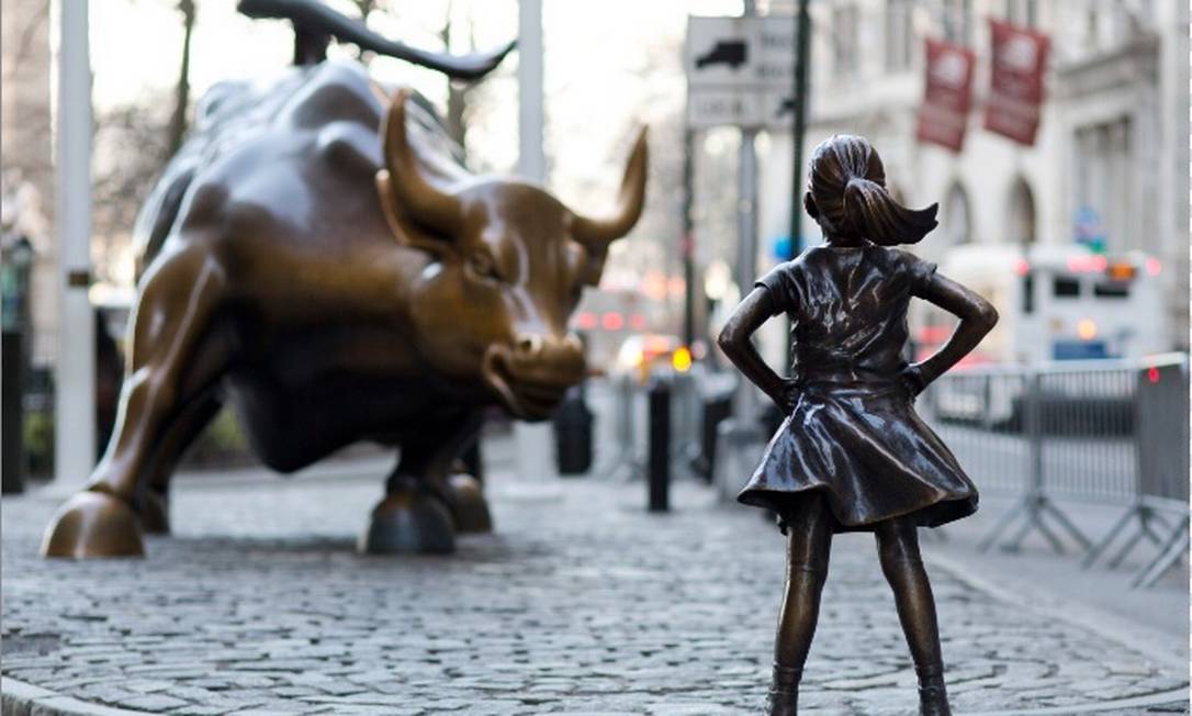 Estátua da'Menina Destemida', com as mãos na cintura, olhando desafiante para o touro da Bolsa, que foi instalada em Wall Street em março de 2017 Foto: Arquivo
