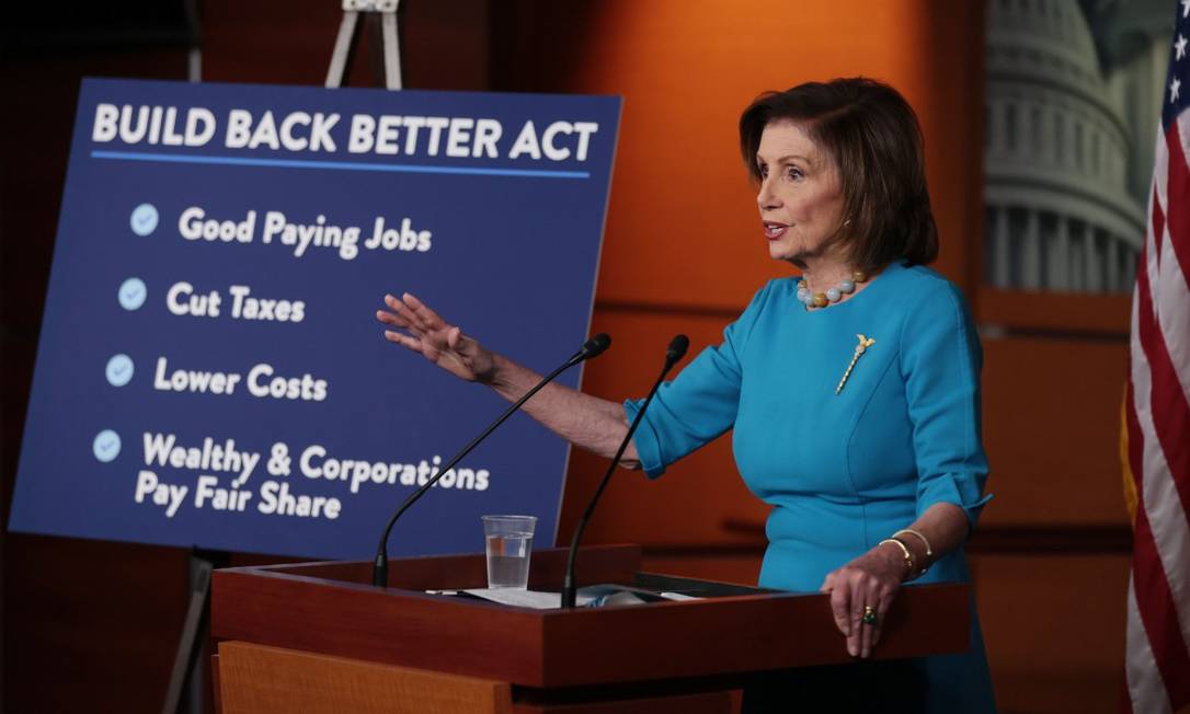 Presidente da Câmara americana, Nancy Pelosi, durante fala em debate sobre o pacote socioeconômico de Biden Foto: CHIP SOMODEVILLA / AFP