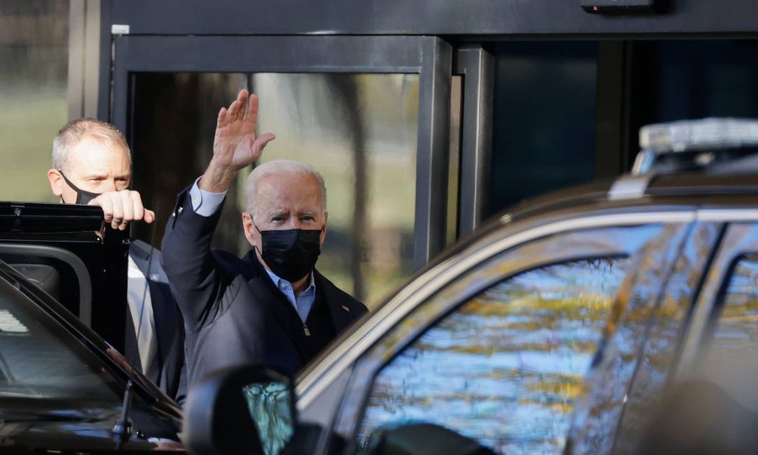 Biden cumprimenta repórteres ao chegar a um hospital de Bethesda para exames médicos Foto: JONATHAN ERNST / REUTERS