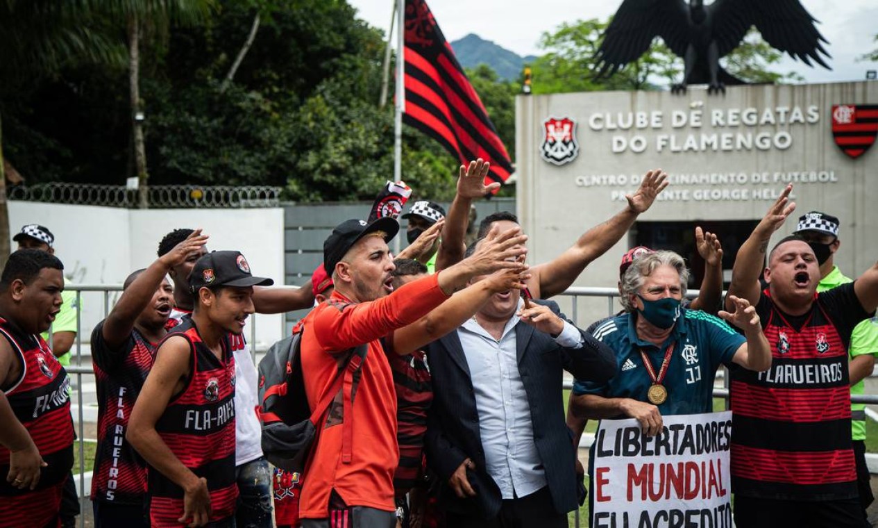 Torcedores e sósias de personalidades do Flamengo se reúnem em frente ao CT do Ninho do Urubu Foto: Hermes de Paula / Agência O Globo