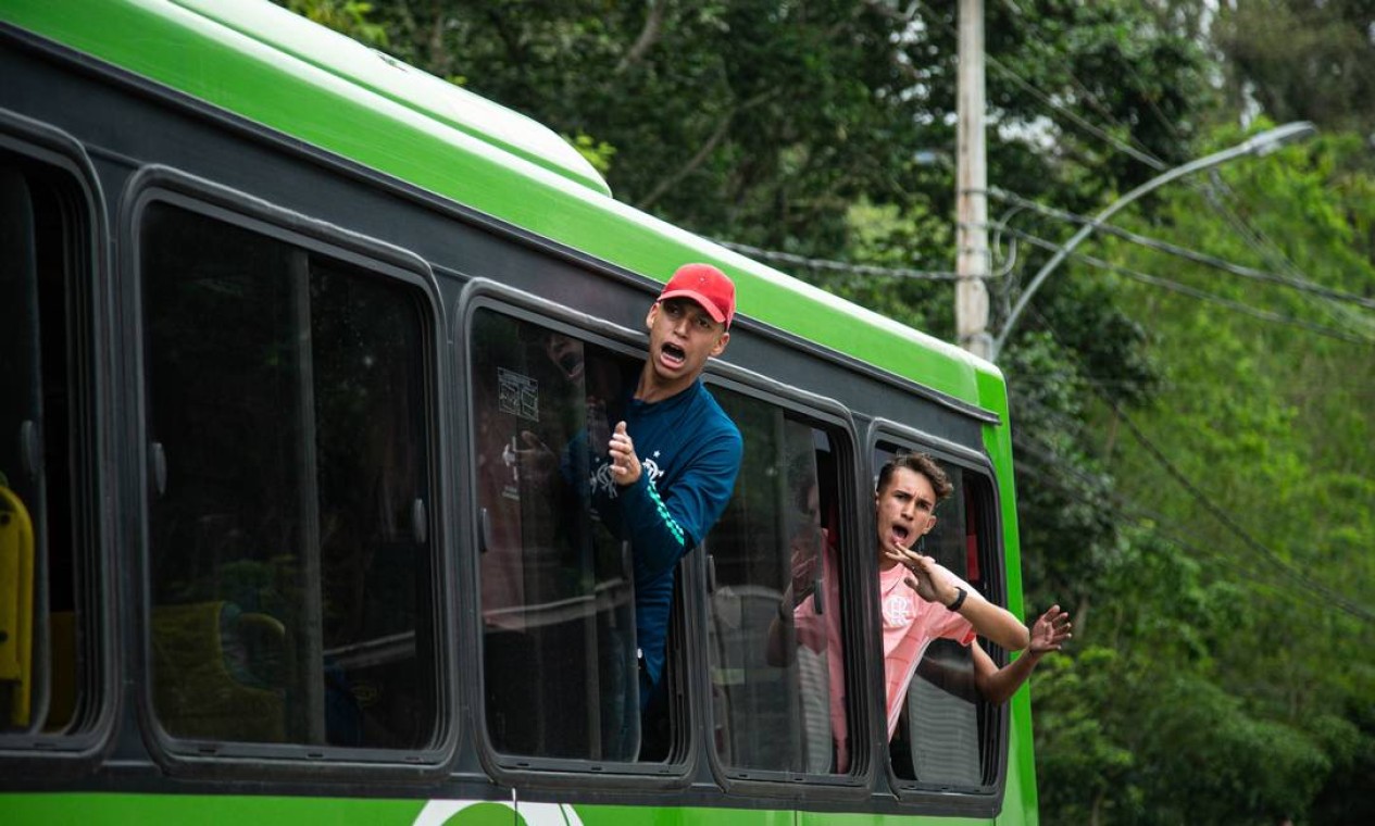 Torcedores gritam da janela de ônibus fretado Foto: Hermes de Paula / Agência O Globo