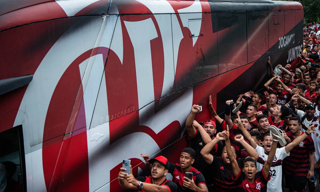 Torcedores fazem festa em volta do ônibus oficial do Flamengo Foto: Hermes de Paula / Agência O Globo