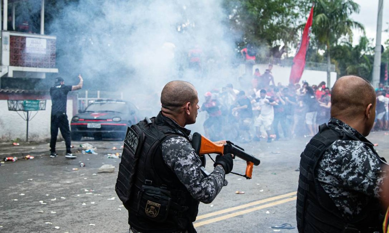 Polícia dispara bombas de gás para dispersar confusão Foto: Hermes de Paula / Agência O Globo
