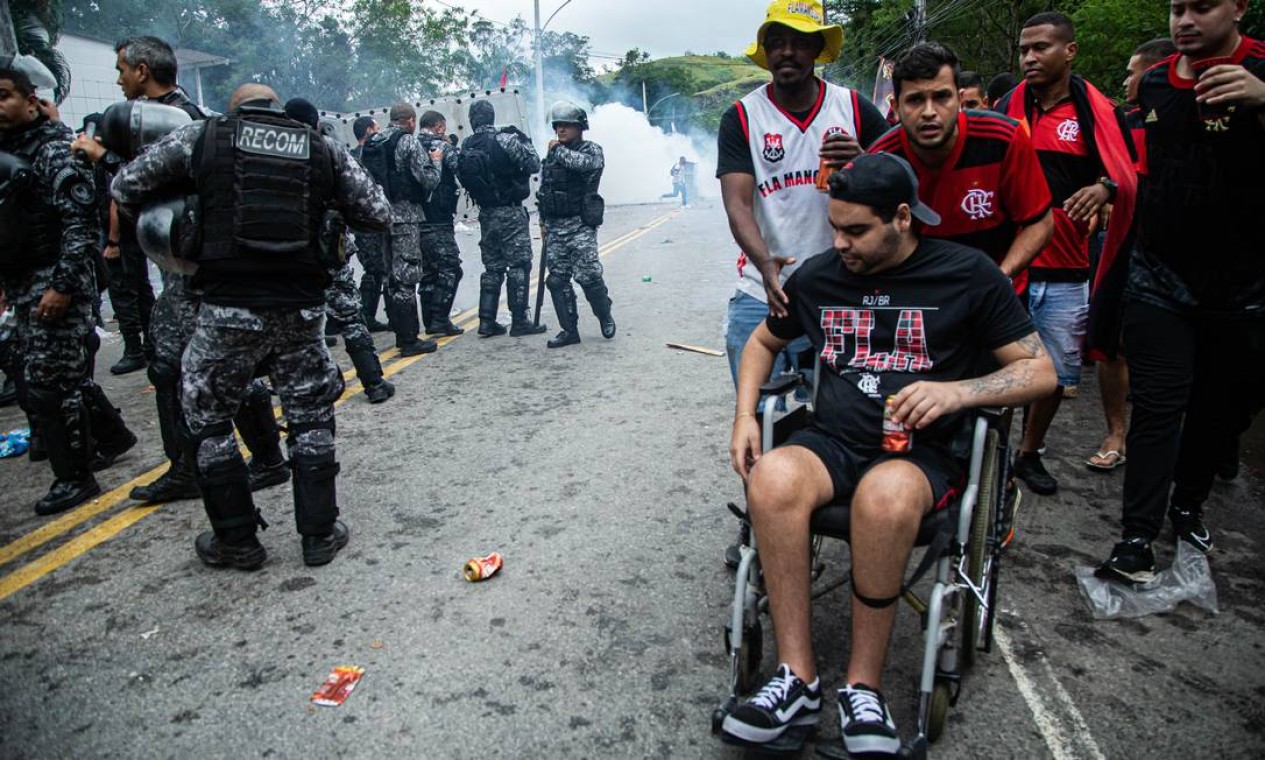 Torcedor cadeirante é ajudado em meio ao tumulto Foto: Hermes de Paula / Agência O Globo
