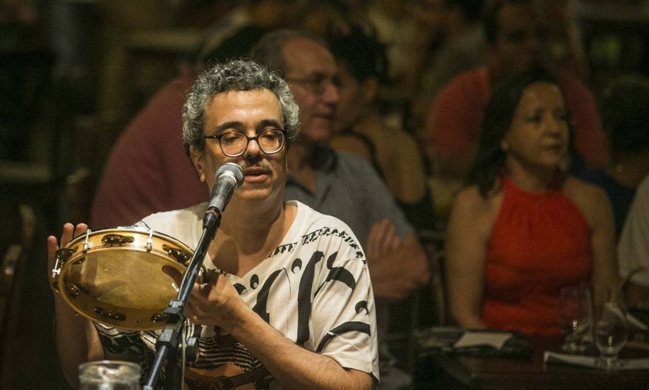 Gallotti na roda do Trapiche Gamboa que celebrou o centenário do samba, em 2016 Foto: Guito Moreto / Agência O Globo