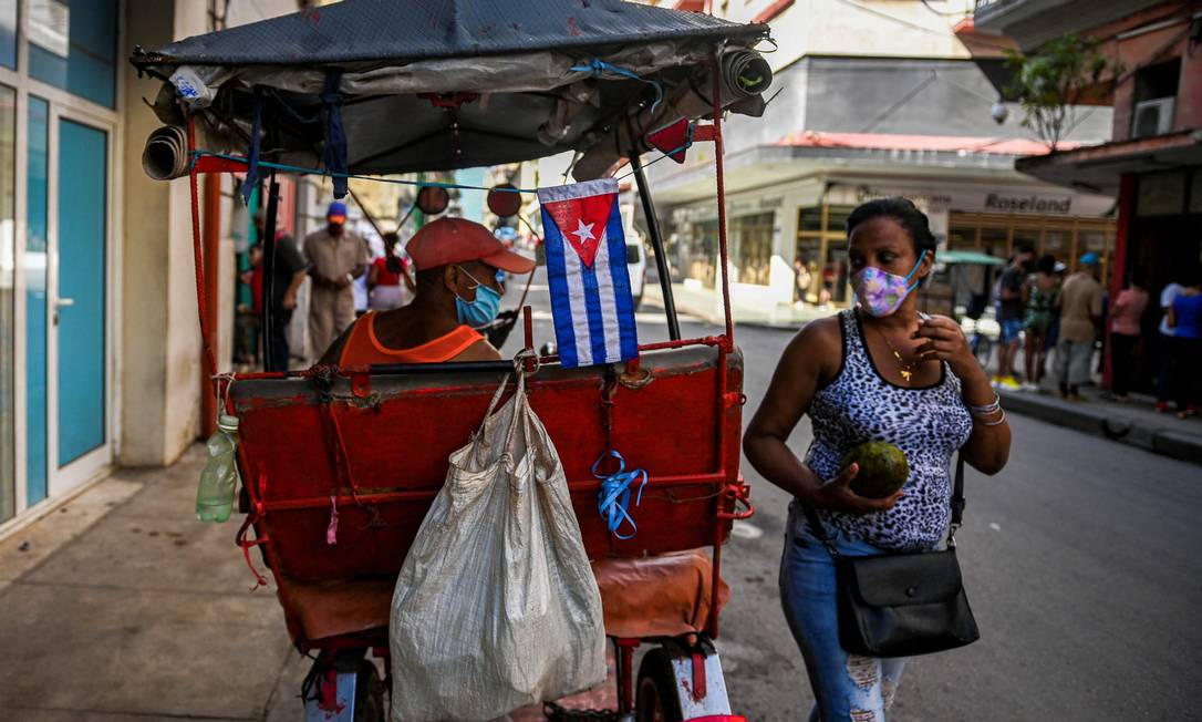 Mulher atravessa rua de Havana, em 17 de novembro: problemas persistem Foto: YAMIL LAGE / AFP