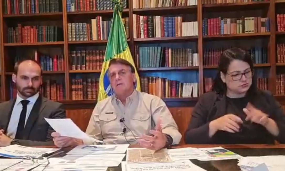 O presidente Jair Bolsonaro participa de transmissão ao vivo Foto: Reprodução/Facebook