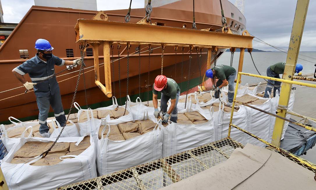No Porto de Antonina, 'big bags' com arroz, açúcar e outros produtos são carregadas em navio
Foto: Claudio Neves/Portos do Paraná