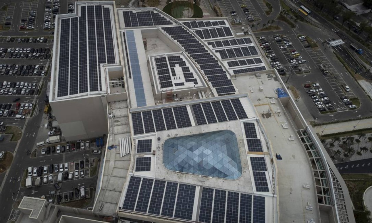 Construção possui uma usina de energia solar, uma das maiores da cidade, instalada no telhado, capaz de abastecer em cerca de 15% o consumo de energia do shopping Foto: Agência O Globo
