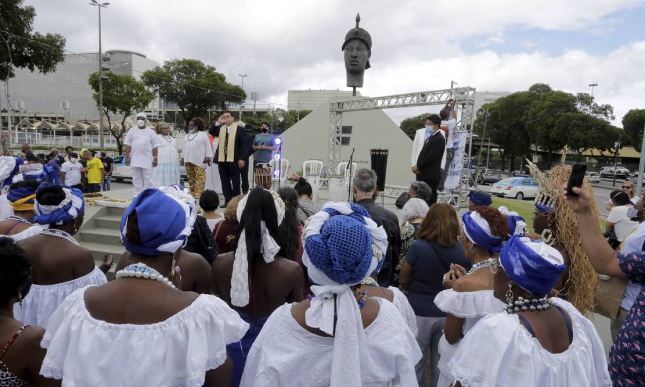 Entidades negras se reúnem, na manhã deste sábado, dia 20, em frente ao Monumento de Zumbi dos Palmares, na Avenida Presidente Vargas Foto: Domingos Peixoto / Agência O Globo
