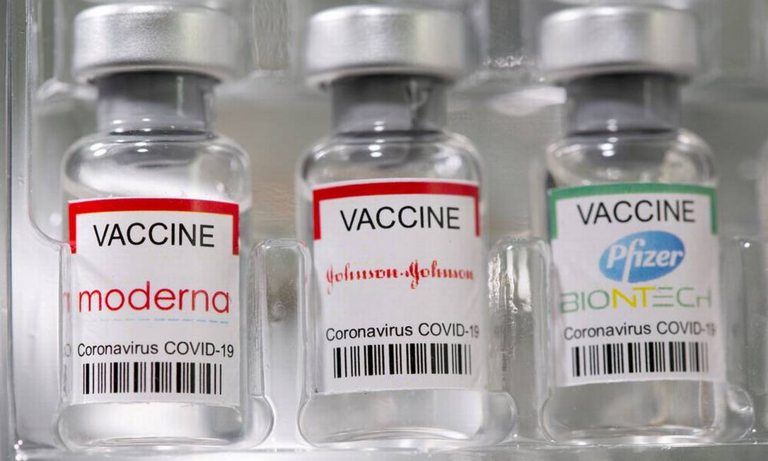 Ampolas das vacinas Moderna, Johnson & Johnson, Pfizer/BioNTech enfileiradas Foto: Dado Ruvic / REUTERS
