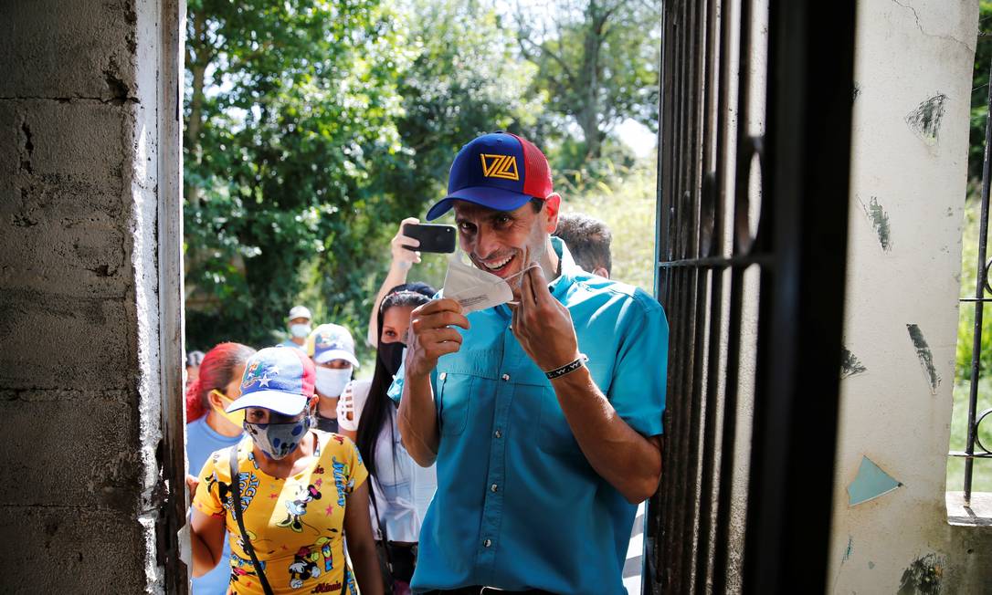 O opositor Henrique Capriles em campanha em Yare, no estado de Miranda; ele lidera a ala que aposta na via eleitoral contra o chavismo
Foto: LEONARDO FERNANDEZ VILORIA / REUTERS