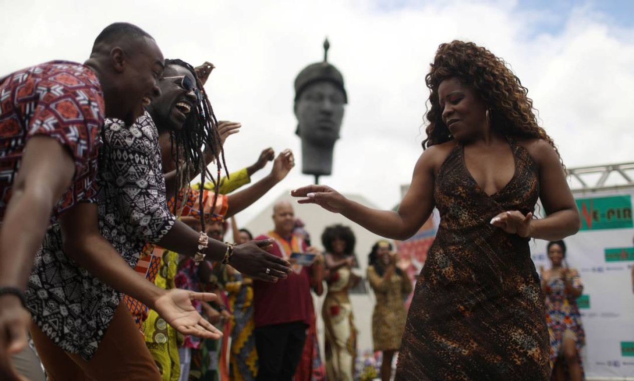 Modelos participam de evento de moda negra que marca o Dia Nacional da Consciência Negra, no monumento ao ex-escravo Zumbi dos Palmares, no Rio de Janeiro Foto: PILAR OLIVARES / REUTERS