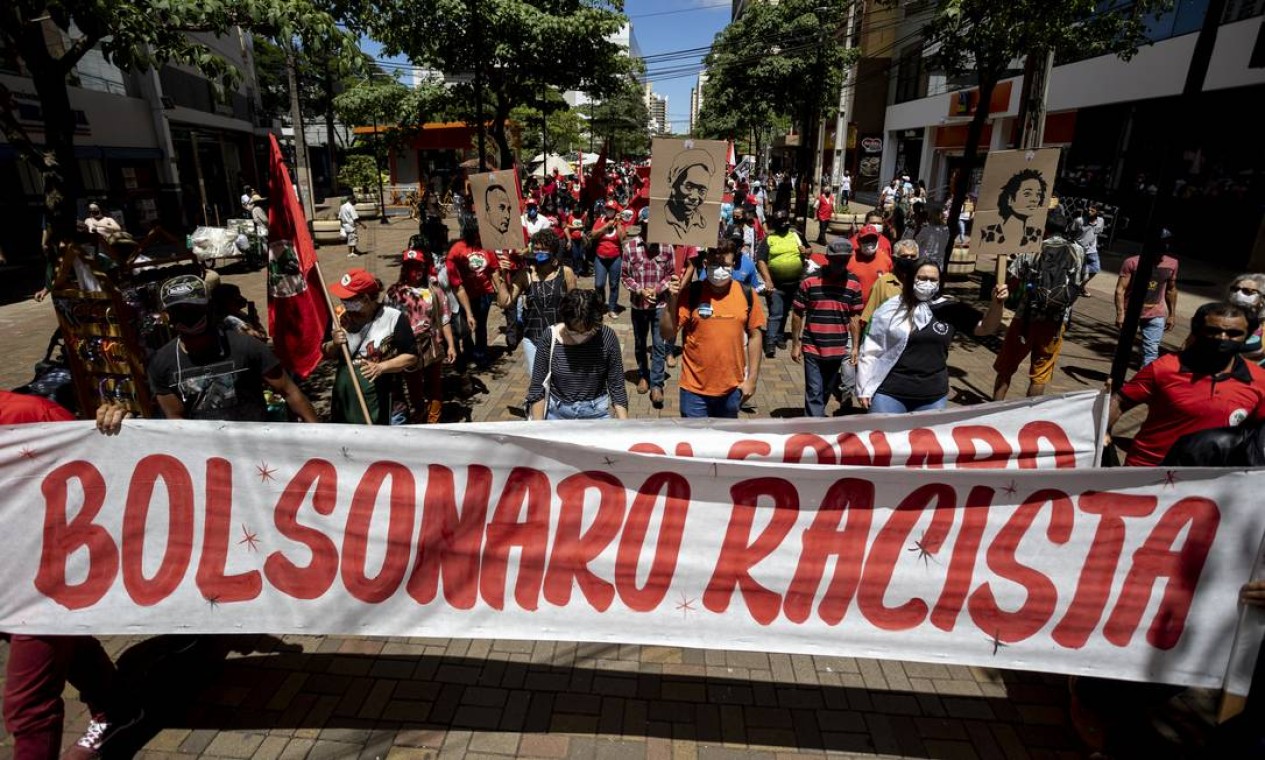 Manifestantes marcham pelas ruas de Londrina, no Paraná, pelo Dia da Consciência Negra e miram presidente em protesto Foto: FramePhoto / Agência O Globo