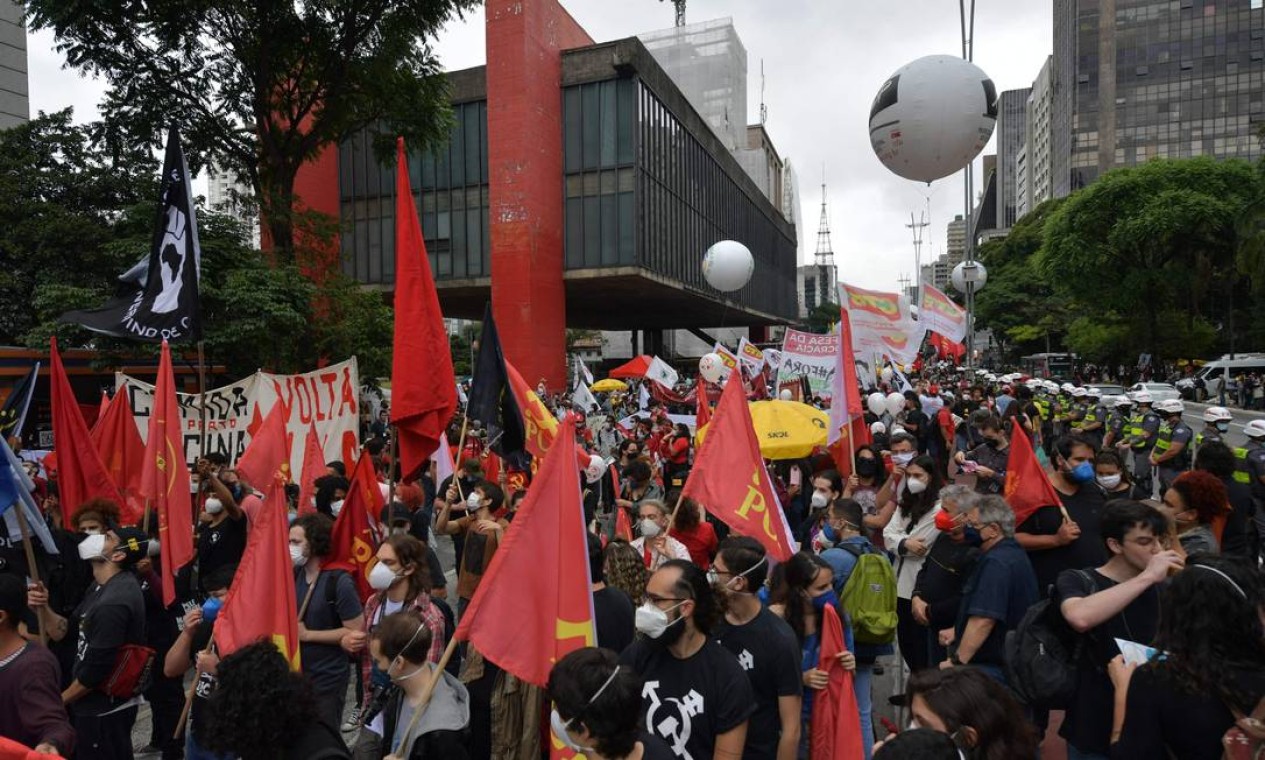 Manifestantes se reúnem próximo ao Masp, na Avenida Paulista Foto: NELSON ALMEIDA / AFP