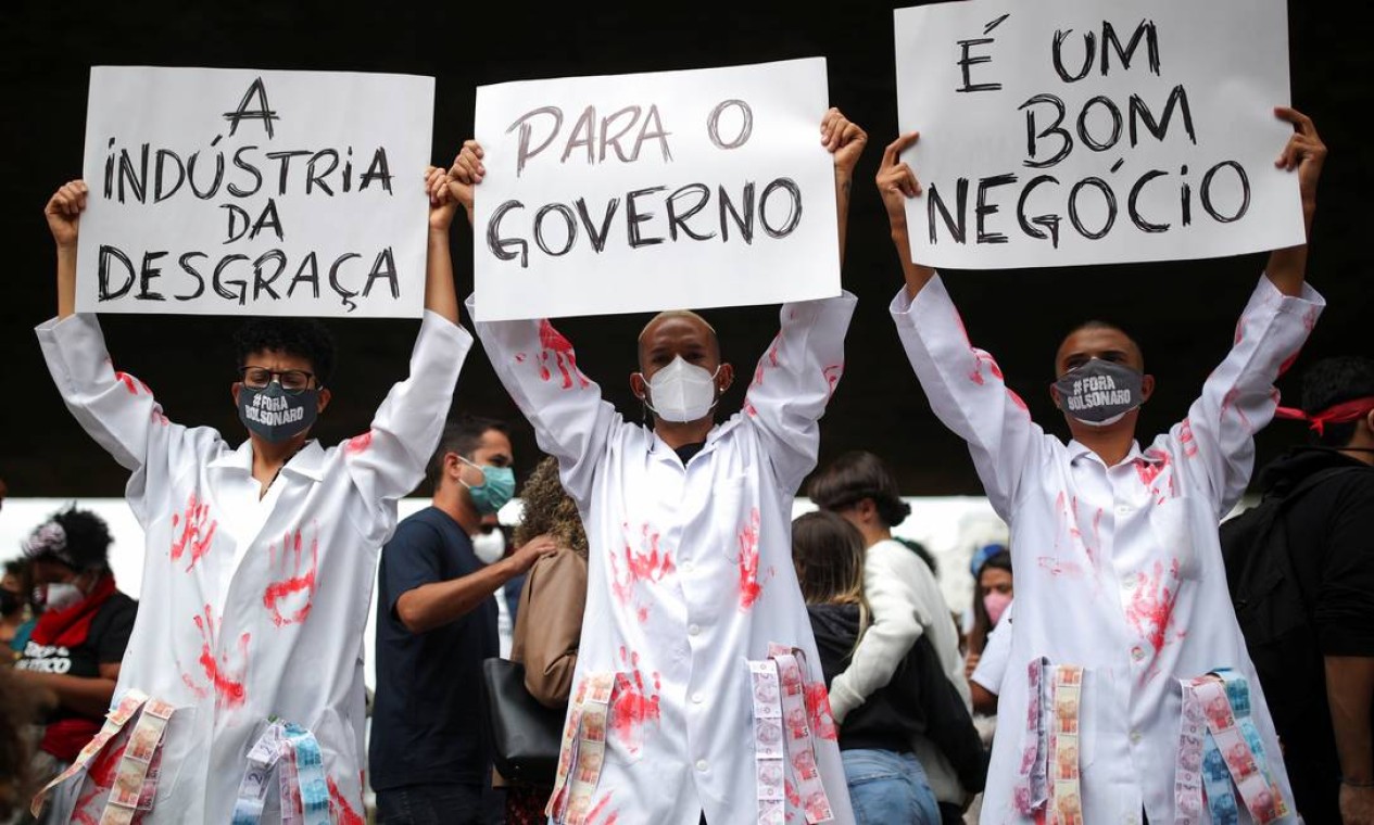 Manifestantes denunciam má gestão do governo no enfrentamento à pandemia em ato em frente ao Masp Foto: AMANDA PEROBELLI / REUTERS