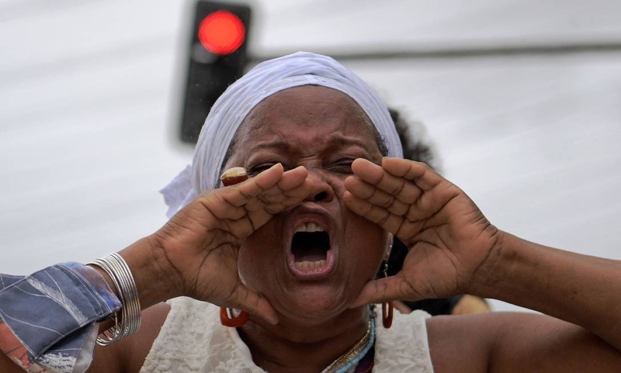 Manifestante grita durante protesto pelo Dia da Consciência Negra, no Rio de Janeiro Foto: CARL DE SOUZA / AFP