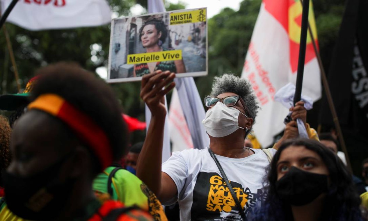 Manifestante segura cartaz com a foto da vereadora e ativista dos direitos humanos Marielle Franco, assassinada brutalmente em fevereiro de 2018 Foto: AMANDA PEROBELLI / REUTERS