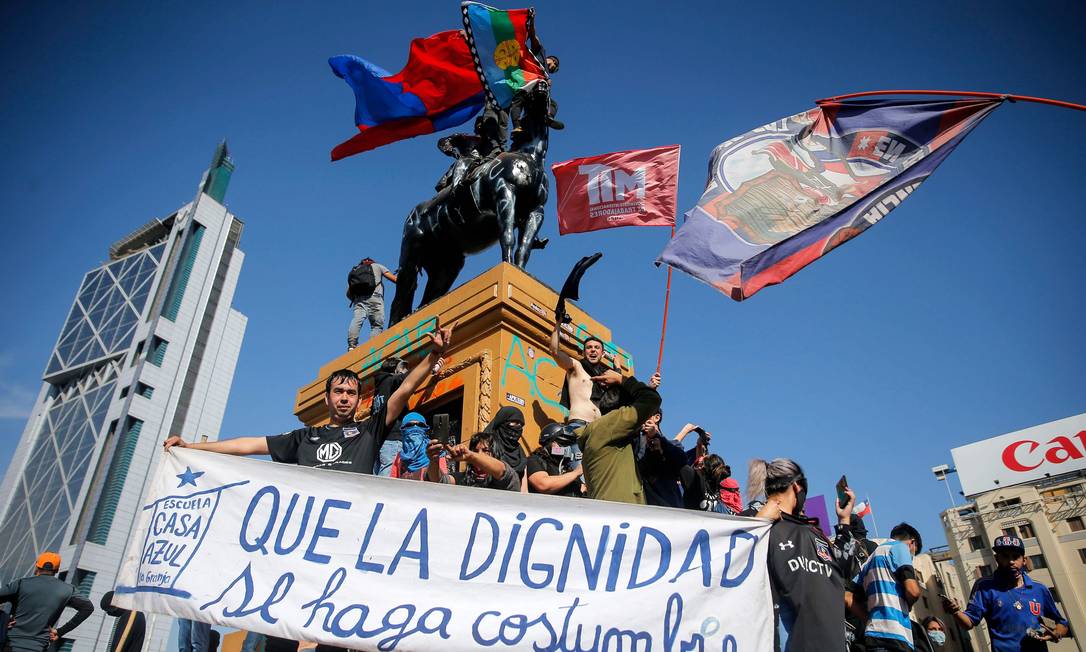 Pessoas protestam contra a polícia chilena após morte de Antony Araya, 16 anos, que caiu de uma ponte enquanto a polícia tentava prendê-lo durante na praça Plaza Italia, em Santiago, em 3 de outubro de 2020 Foto: Javier Torres / AFP