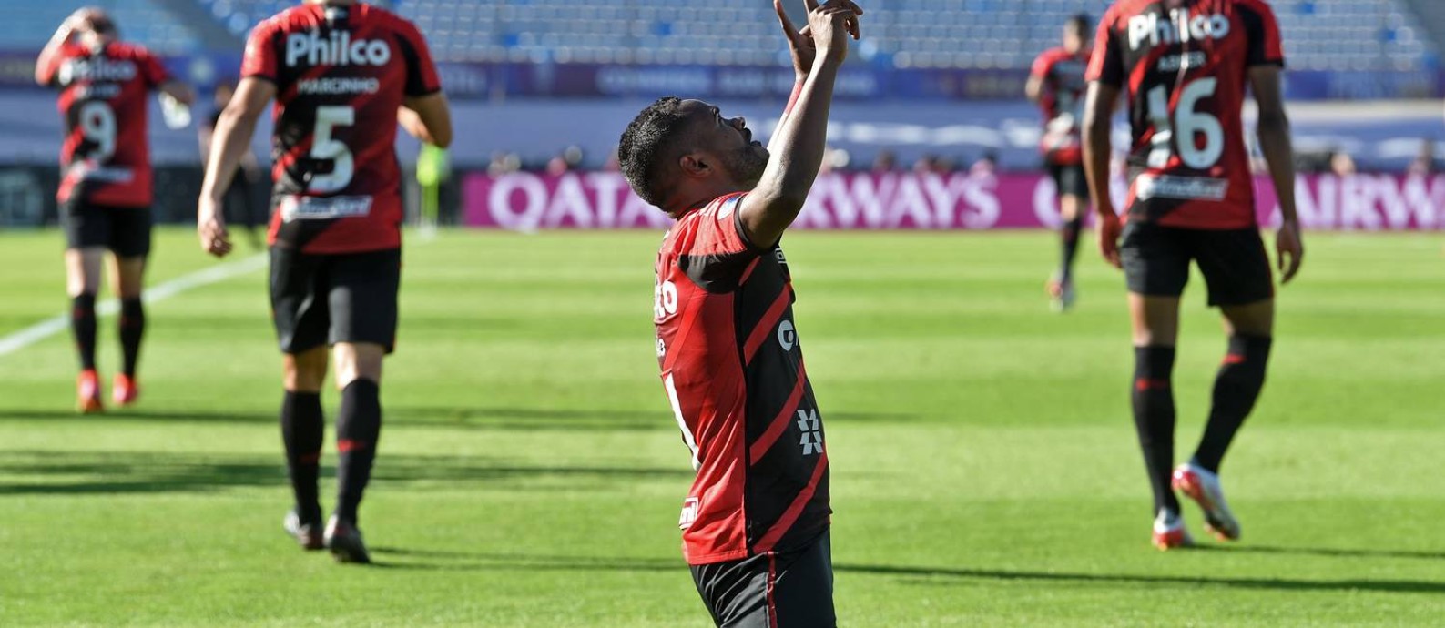 Nikão comemora o gol que deu o título continental ao Athletico Foto: PABLO PORCIUNCULA / AFP
