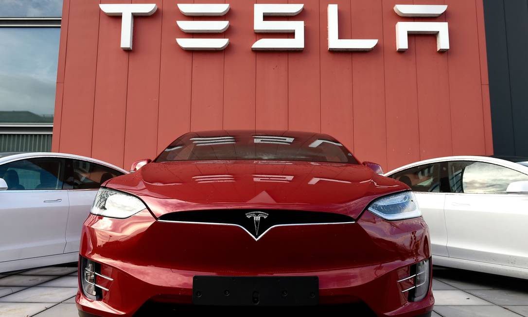 Falha em servidor da Tesla impediu motoristas de usarem seus carros Foto: JOHN THYS / AFP