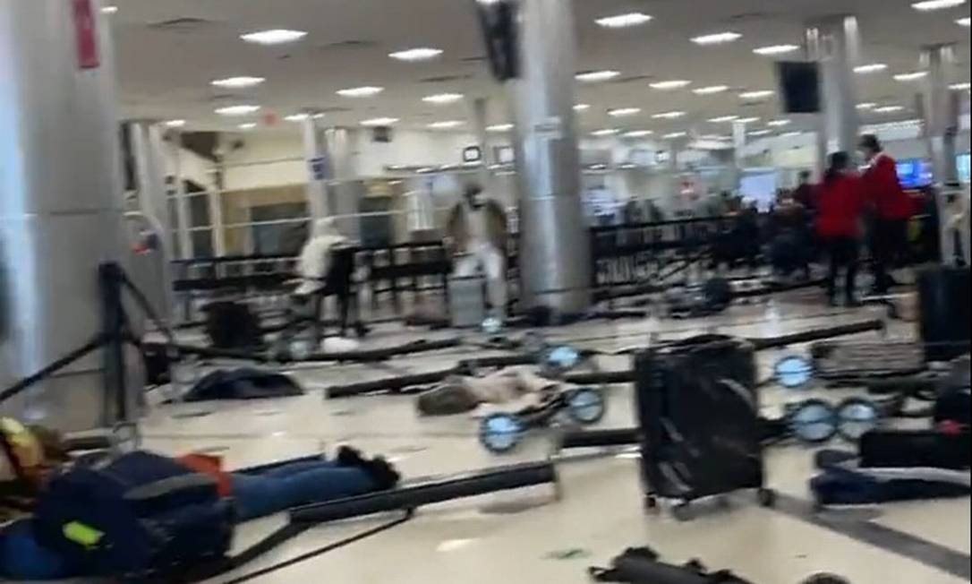 Passageiros se jogaram no chão do aeroporto de Atlanta após ouvirem uma forte detonação Foto: Reprodução