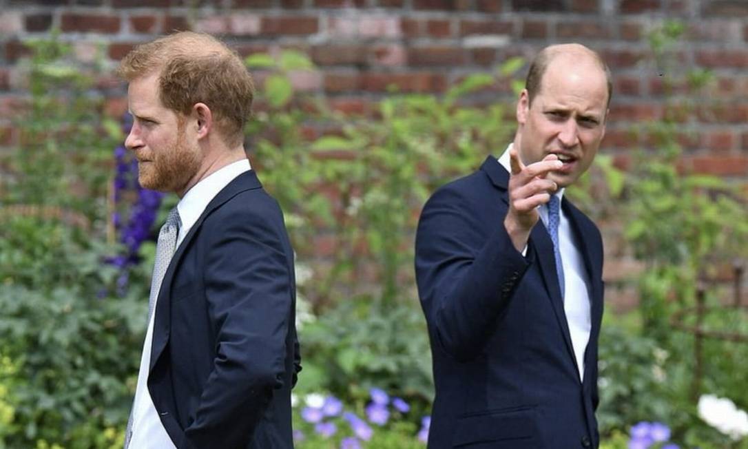 Harry e William, em Julho, durante inauguração da estatua da Princesa Diana no Kensington Palace Foto: Getty Images / Reprodução Daily Mail