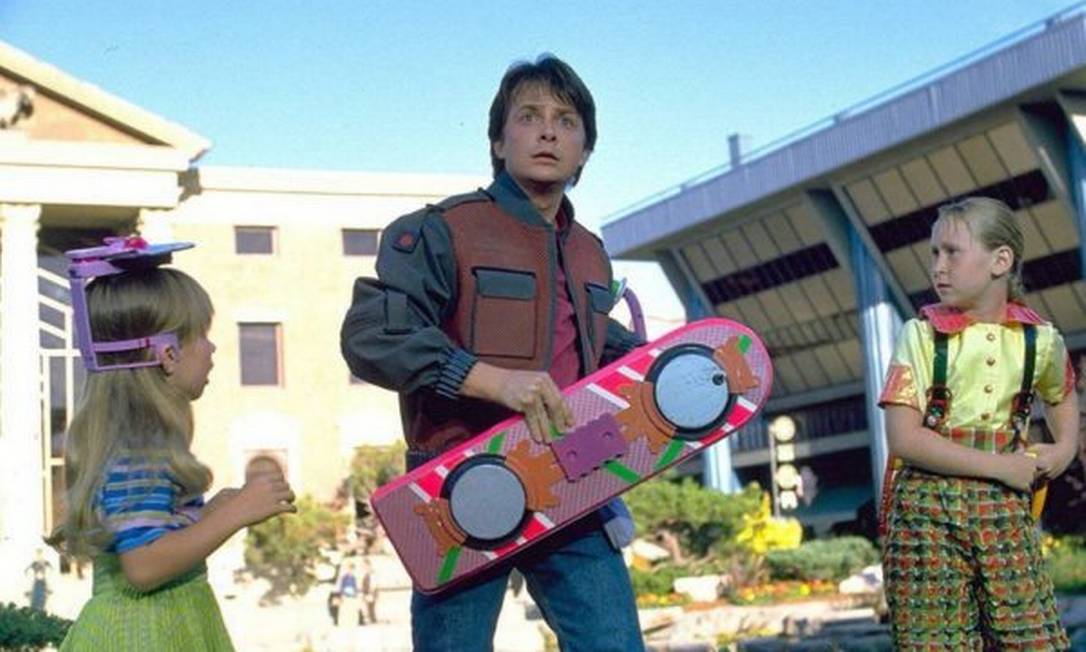 Skate usado no segundo filme da saga 'De Volta Para o Futuro' foi valorizado com autógrafos dos atores Michael J. Fox e Thomas F. Wilson Foto: Divulgação/Universal Pictures