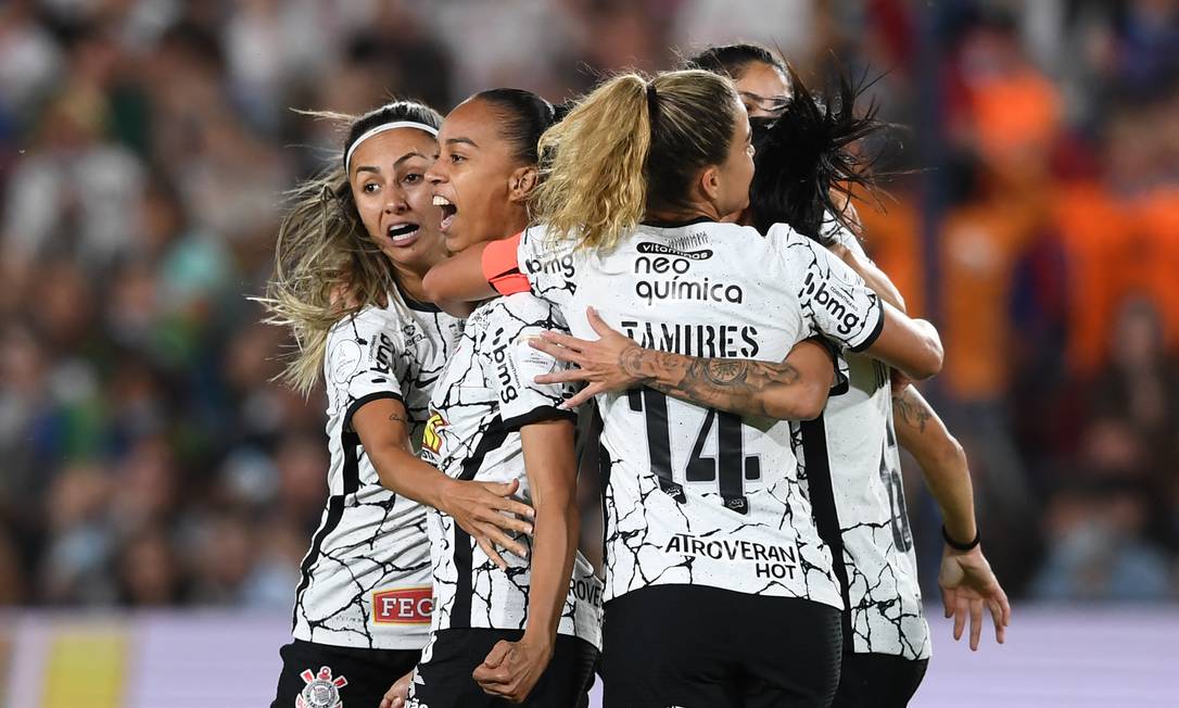 Corinthians Feminino faz três gols e leva boa vantagem para jogo