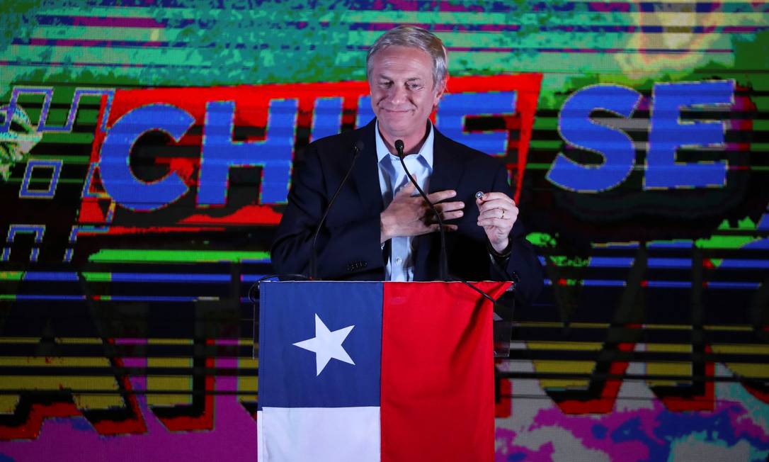 José Antonio Kast, candidato da extrema direita à Presidência chilena, discursa após o anúncio dos resultados do primeiro turno da eleição de domingo Foto: IVAN ALVARADO / REUTERS
