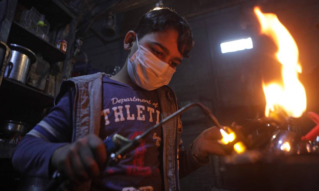 BAKR ALKASEM / AFP Un joven sirio trabaja en una fábrica de alfarería en la ciudad de al-Bab, en el norte de Turquía