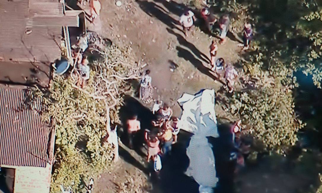 Retirada de corpos está sendo feita pelos próprios moradores Foto: Reprodução / TV Globo