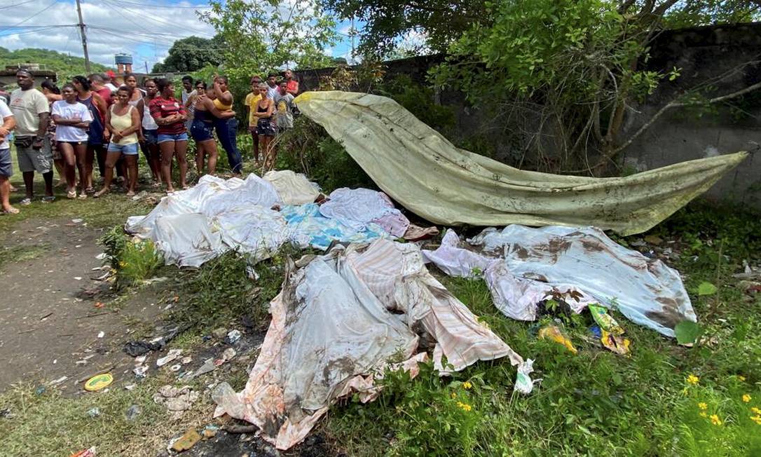 Moradores recolheram nove corpos numa área de mangue, no Complexo do Salgueiro, em São Gonçalo Foto: Márcia Foletto / Agência O Globo