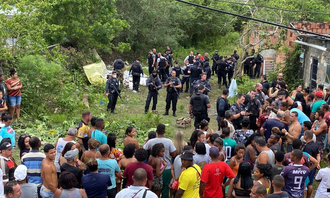 Policiais civis fazem perícia no local onde oito corpos foram encontrados Foto: Márcia Foletto / Agência O Globo