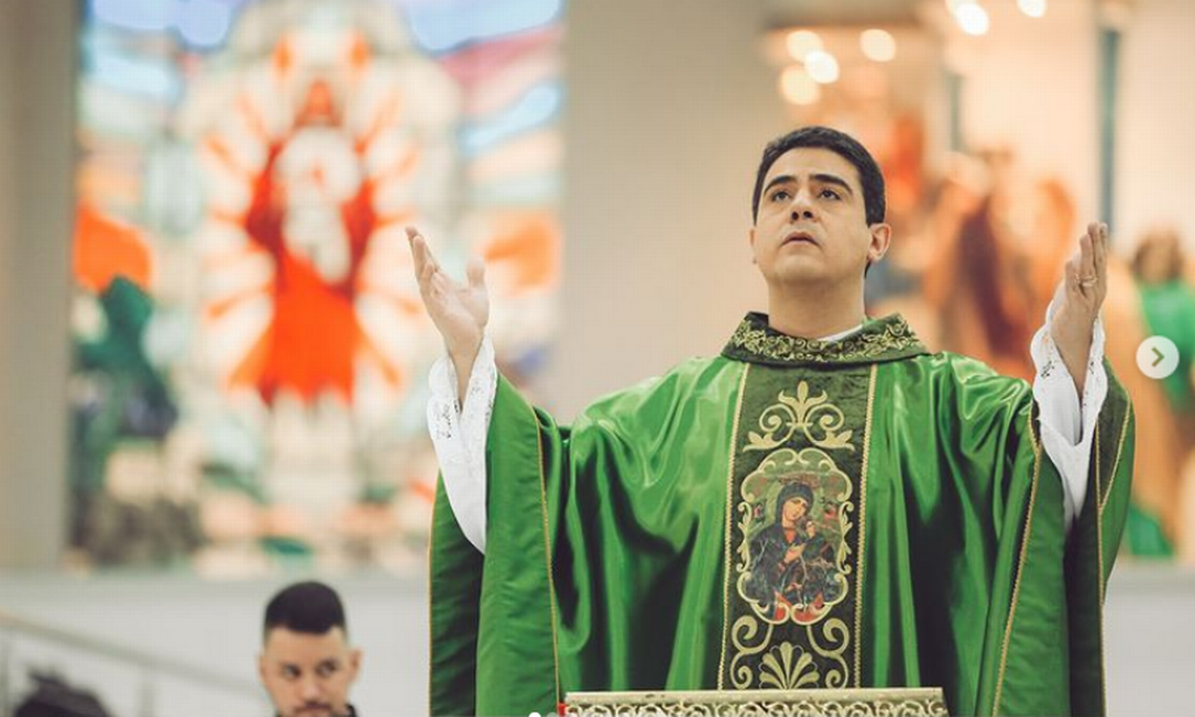 Padre Robson de Oliveira tem sido alvo de pedido de prisão preventiva por parte da Polícia Federal Foto: Reprodução Instagram