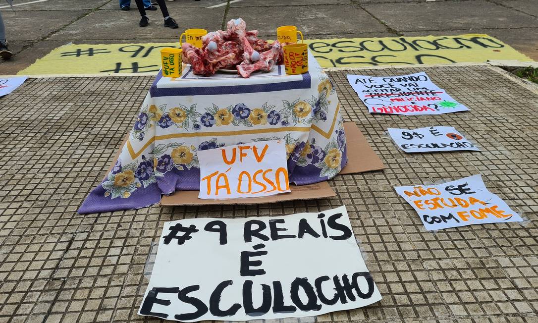 Estudantes protestam no campus principal da UFV: 'não se estuda com fome'. Foto: Reprodução/redes sociais