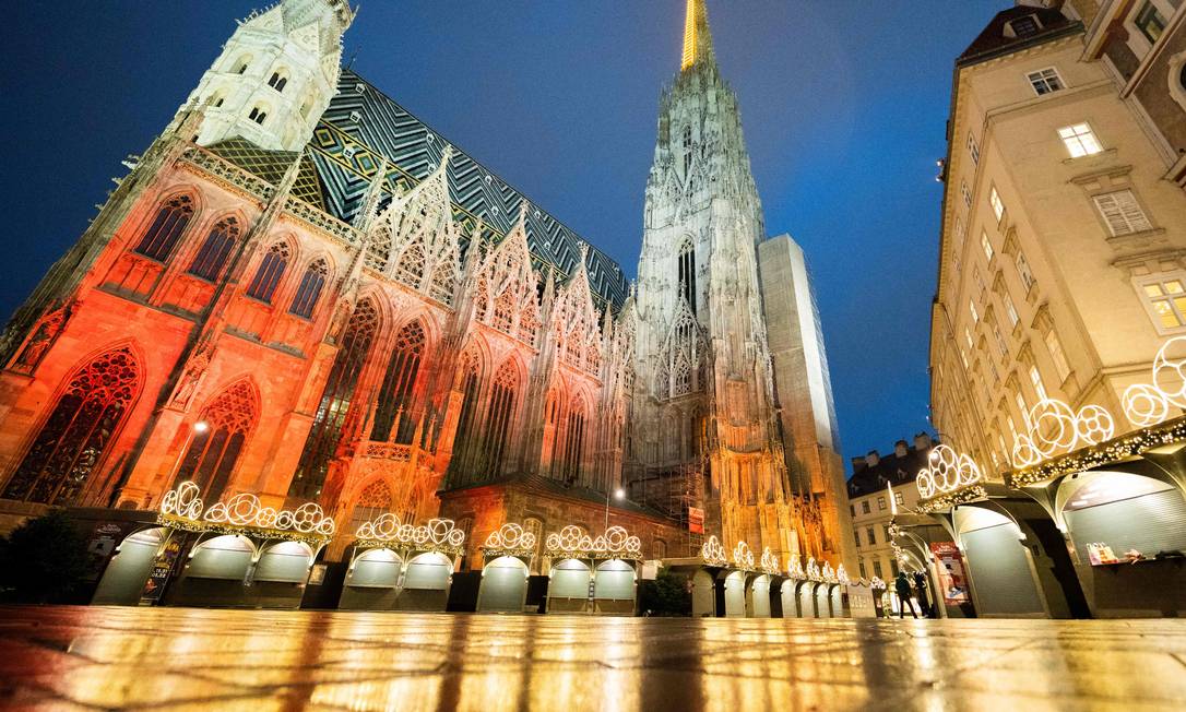 Ruas vazias na área da Catedral de São Estevão, em Viena, no primeiro dia da nova quarentena Foto: GEORG HOCHMUTH / AFP