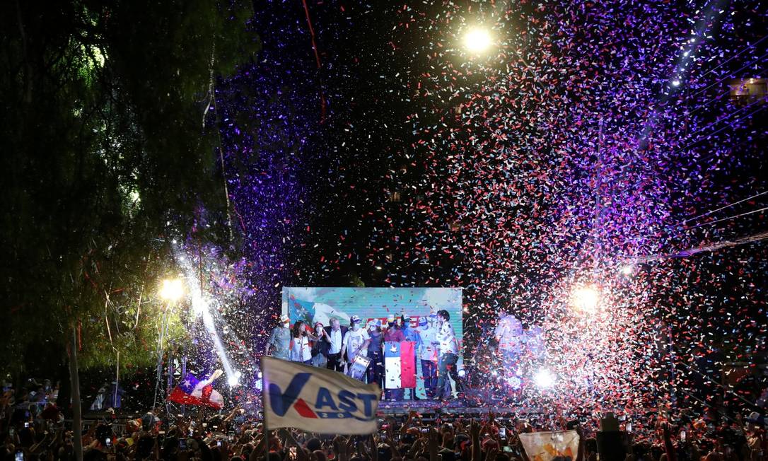 Apoiadores do candidato da ultradireita, José António, após o resultado do primeiro turno Foto: IVAN ALVARADO / REUTERS/21-11-21