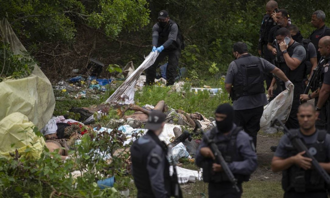 Agentes da Polícia Civil realizam perícia nos corpos Foto: Marcia Foletto / Agência O Globo
