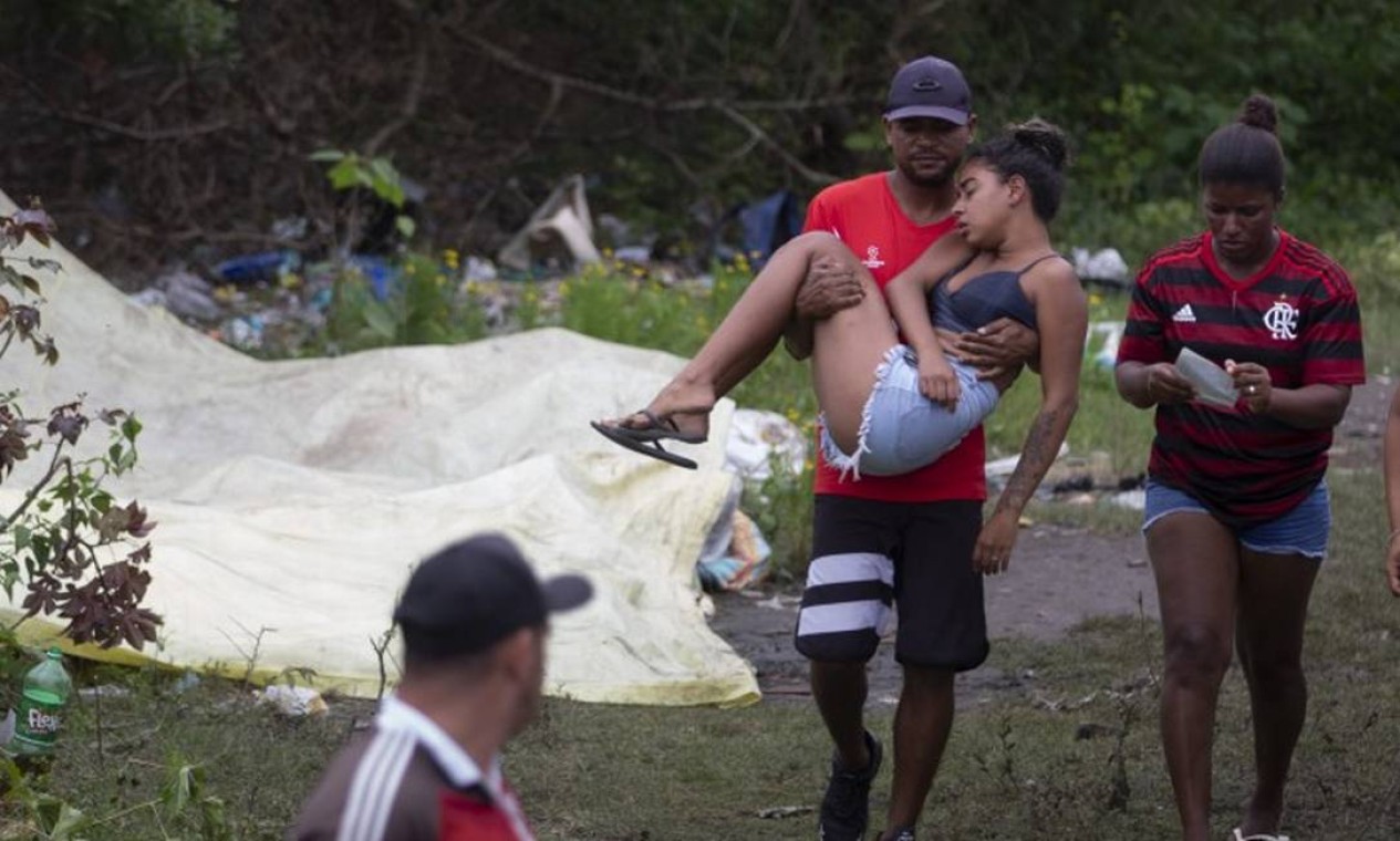 Familiares das vítimas são amparados durante perícia no Complexo do Salgueiro Foto: Marcia Foletto / Agência O Globo