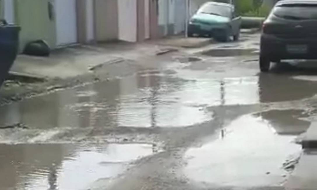 Dificuldade para transitar. A Rua Ulisses
de Oliveira Madruga é uma das que alagam
após chuvas fortes Foto: foto de leitor